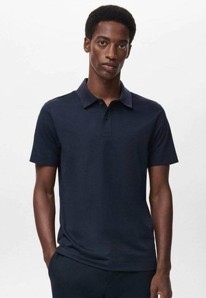 Polo de color azul marino hecho de material suave, con cuello clásico, mangas cortas y tapeta frontal de tres botones.