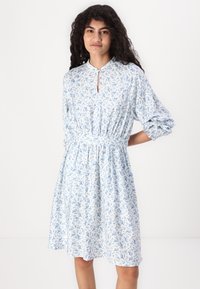 Vestido floral de color azul claro con cuello tipo camisón, cintura elástica y mangas abullonadas. La tela tiene una textura suave con patrones delicados.