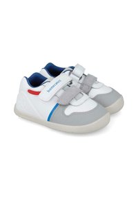 Zapatillas infantiles blancas y grises con acentos azules y dos correas de velcro. Cuentan con una plantilla acolchada y suela de goma texturizada.