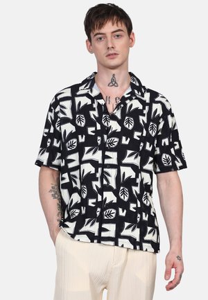 Korte mouwen zwart-wit shirt met abstracte bladeren en geometrische patronen, lichtgewicht stof, knoopsluiting aan de voorkant, losse pasvorm.