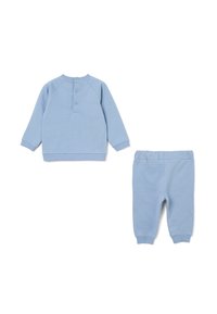 Conjunto de dos piezas en azul claro que incluye una blusa de manga larga con cierre de botones y pantalones con cintura elástica a juego. Material suave y liso.