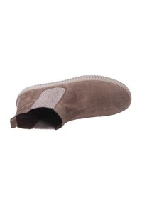 Bottine en cuir suédé marron avec des panneaux latéraux élastiques, semelle en caoutchouc texturée et une languette. Présente une finition lisse et un design à enfiler.