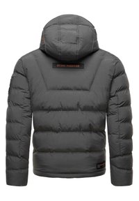 Chaqueta acolchada gris con capucha, que presenta secciones acolchadas, una etiqueta con el logo en la parte posterior y puños elásticos. Material suave y resistente al agua.