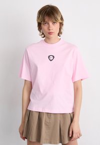 Nike Sportswear - ASBURY CREW  - Apdrukāts T-krekls - pink foam Miniatūras attēls 1