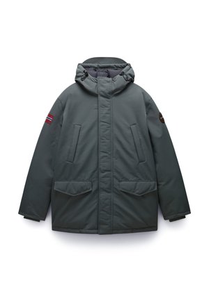 Mørkegrøn parka-jakke med hætte, lynlåslukning, to store frontlommer, elastiske manchetter og markante lapper på ærmet.