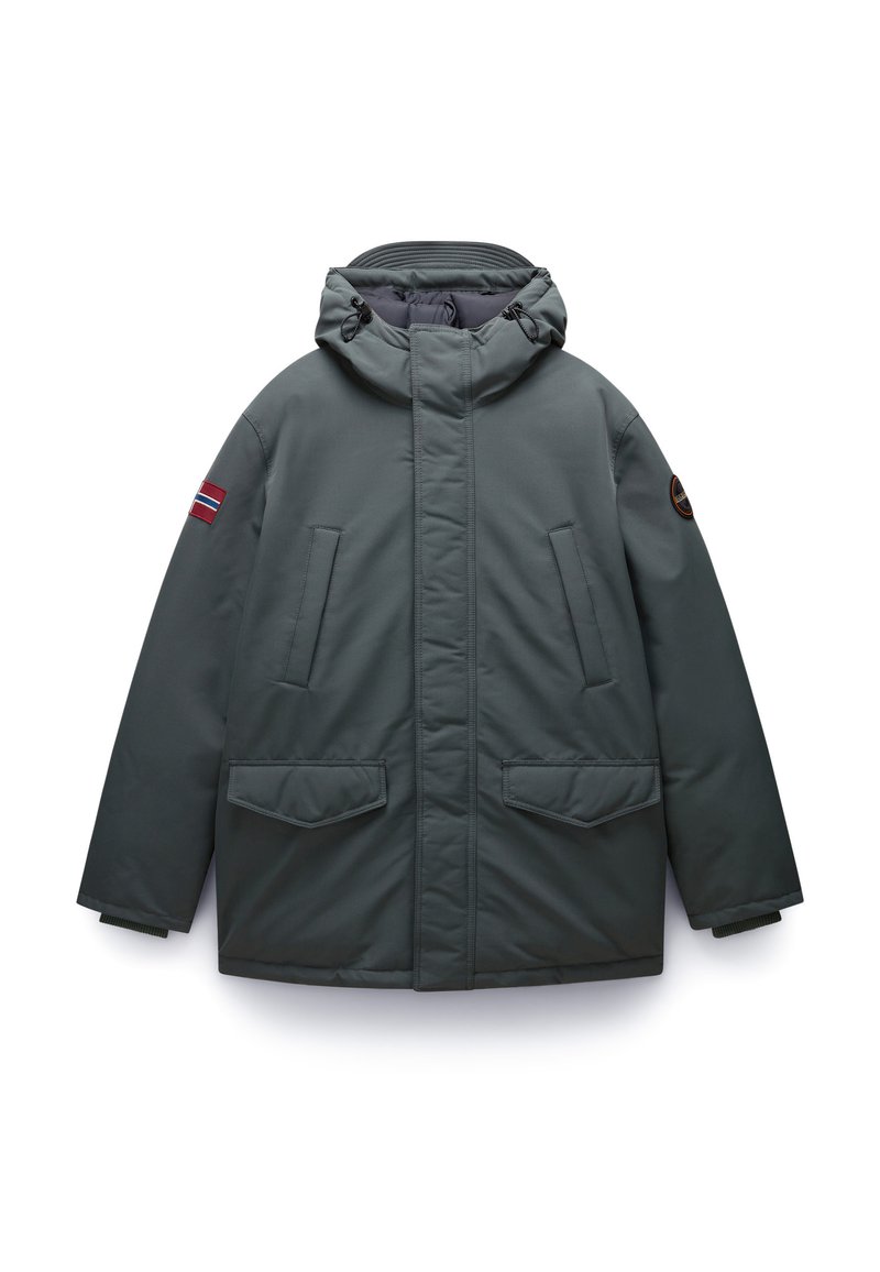 Parka sombre verte avec une capuche, fermeture éclair, deux grandes poches avant, poignets élastiques et patches distinctifs sur la manche.