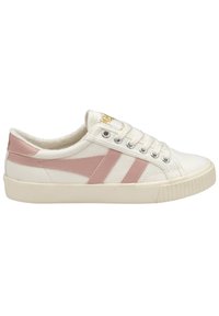 Sneaker en toile blanche avec des rayures et des accents roses, bout rond, semelle texturée et œillets métalliques. Logo doré sur le côté.