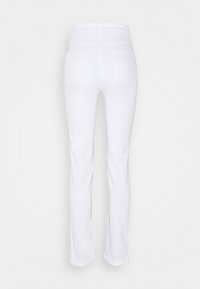 Jeans de mezclilla blanca con un diseño de pierna recta, que presentan una cintura alta, lazos para cinturón y dos bolsillos traseros. Textura suave con costuras mínimas.