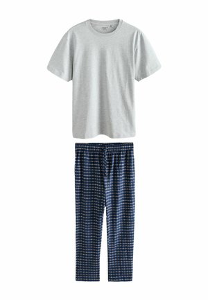 Világosszürke, rövid ujjú, kerek nyakú póló, amelyet tengerészkék és fehér kockás, gumis derekú pizsamanadrággal párosítottak.