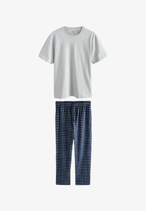 Jasnoszara koszulka z krótkim rękawem i okrągłym dekoltem, połączona z granatowo-białymi szlafrokami w kratę z elastycznym pasem.