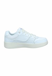 Sneaker atletici bianchi con tomaia in pelle liscia, design con lacci, dettagli perforati e suola spessa in gomma per supporto.