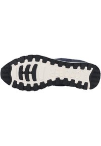 Musta kumiurheilujalkineen pohja, jossa on voimakkaat urat, valkoinen välikerros ja "COOPER" -brändäys. Ominaisuuksiin kuuluu teksturoitu pinta pidon ja kestävyyden takaamiseksi.