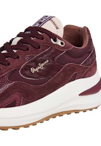 Sneaker bordeaux con pannelli in suede misti e testurizzati, suola ammortizzata bianca, suola in gomma marrone e logo "Pepe Jeans" sul lato.