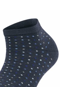 Knöchelsocken in Dunkelblau mit mehrfarbigen Punkten in verschiedenen Blau-, Grau- und Weißtönen. Hergestellt aus glattem, dehnbarem Stoff für angenehmen Tragekomfort.