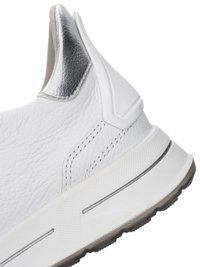 Weißer Sneaker aus strukturiertem Leder mit silbernem metallic Fersenlasche und weißer Sohle mit grauem Profil und dünnem silbernem Streifen.