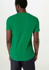 hessnatur REGULAR  - T-Shirt basic - grün