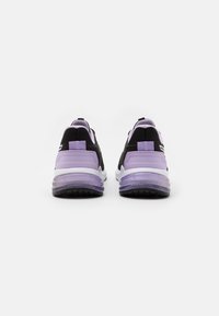 Czarne i fioletowe buty sportowe z wyściełanym kołnierzem, przezroczystą amortyzacją w pięcie oraz teksturowaną gumową podeszwą.