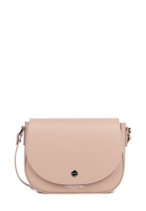 Borsa a tracolla in pelle rosa chiaro con chiusura a pattina rotonda, hardware in tono argentato e marchio in rilievo sul davanti. Cinghia regolabile.