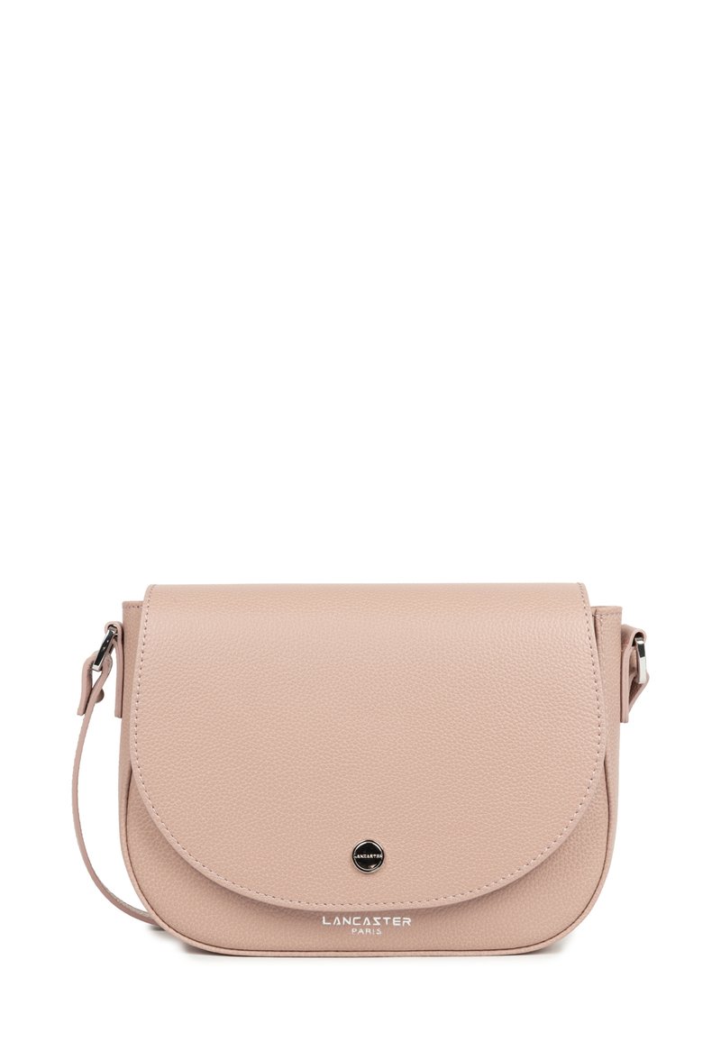 Borsa a tracolla in pelle rosa chiaro con chiusura a pattina rotonda, hardware in tono argentato e marchio in rilievo sul davanti. Cinghia regolabile.