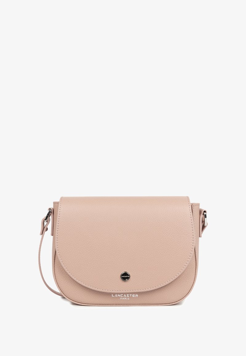 Borsa a tracolla in pelle rosa chiaro con chiusura a pattina rotonda, hardware in tono argentato e marchio in rilievo sul davanti. Cinghia regolabile.