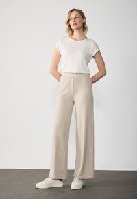 Anna Field - 2 PACK - Trousers - black/mottled beige Thumbnail Image 1