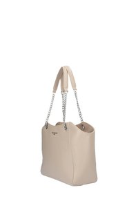 Borsa tote in pelle beige con una forma strutturata. Presenta due manici corti e un accento in catena. Texture liscia con branding minimale.