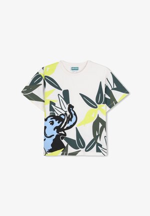 T-shirt blanc à manches courtes avec des motifs audacieux de feuilles vertes et jaunes, et un graphisme d'éléphant bleu et noir sur le côté inférieur gauche.