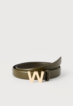 Pas v olivno zeleni usnjeni barvi z gladko teksturo, z zaponko v zlatem odtenku v obliki črke "W", zasnovan v elegantnem, minimalističnem slogu.