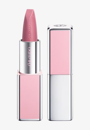 Roze lipstick met zilveren en roze rechthoekige huls, merknaam Shiseido in de lipstick gegraveerd en op de tube gedrukt.