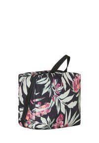 Zwarte tas van stof met bloemenpatroon, met roze en groene bladeren. De tas heeft een rechthoekige vorm en een bovenste handvat om te dragen. Met ritsluiting.