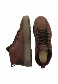 Zapatillas altas de ante marrón con suela de goma, cierre de cordones en la parte delantera y forro acolchado. Presentan un acento de cuero marrón en el lateral.