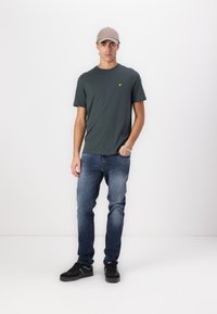 Lyle & Scott Basic póló - deep green