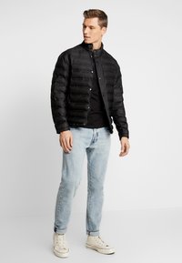 Alpha Industries SMALL LOGO - Basic póló - black / neon orange