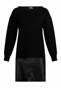 Robe-pull noire à manches longues avec un col bateau et un panneau en simili cuir à l'ourlet.