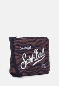 Clutch bag marrone a motivo con design a zebra nera, testo bianco "Sognando il Paradiso Invernale di Saint Barth", dotata di chiusura a zip e manico nero.