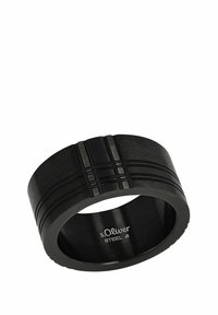 Anello in acciaio inox nero con finitura opaca, caratterizzato da scanalature orizzontali e un interno liscio. Logo inciso all'interno.