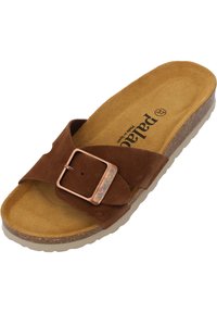 Bruine suede slide sandaal met een verstelbare gesp, een getextureerde rubberen zool en een beige gevoerd voetbed. Ideaal voor casual gebruik.