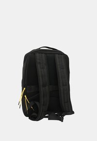 Zaino nero con schienale a rete, spallacci imbottiti e cursori della cerniera gialli. Realizzato in materiale resistente e dal design elegante e rettangolare.