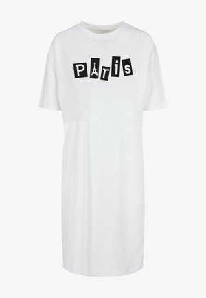 Weißes T-Shirt-Kleid mit schwarzen Blockbuchstaben, die "Paris" buchstabieren, und der Silhouette des Eiffelturms. Lässiger Schnitt, kurze Ärmel.