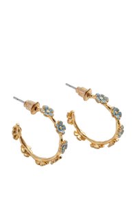 Goldene Ohrstecker mit blauen Blumenakzenten und kleinen klaren Steinen. Das Design umfasst strukturierte Details entlang des Kreises.