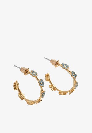 Orecchini a cerchio dorati con accenti floreali blu e piccoli strass trasparenti. Il design presenta dettagli testurizzati lungo il cerchio.