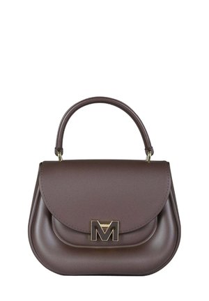 Borsa a mano in similpelle marrone con design curvo, manico superiore e dettaglio decorativo "M" in oro sul davanti. Texture liscia e stile minimalista.