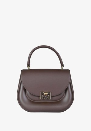 Borsa a mano in similpelle marrone con design curvo, manico superiore e dettaglio decorativo "M" in oro sul davanti. Texture liscia e stile minimalista.
