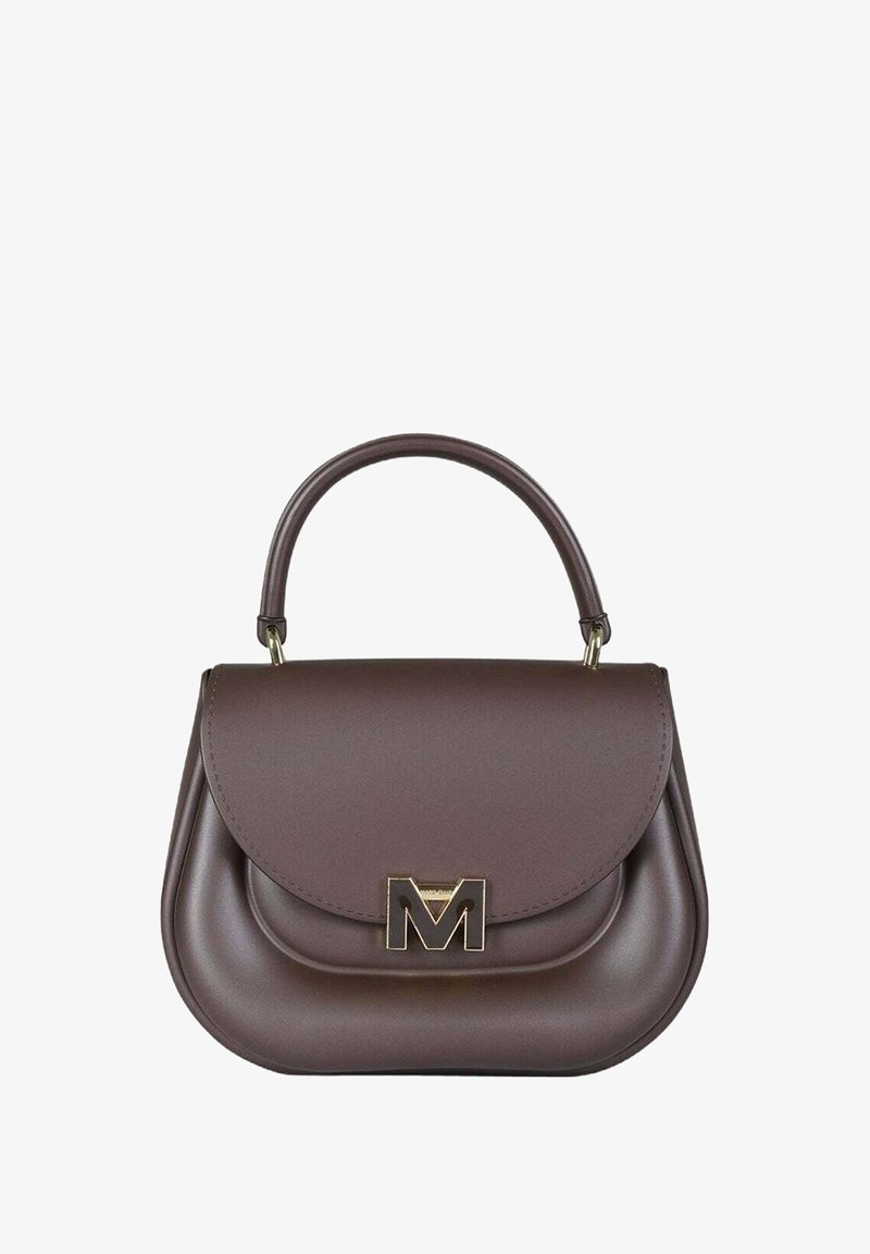 Borsa a mano in similpelle marrone con design curvo, manico superiore e dettaglio decorativo "M" in oro sul davanti. Texture liscia e stile minimalista.