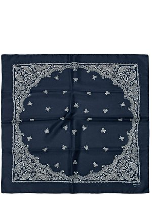 Bandana quadrata blu navy con motivi paisley e floreali bianchi lungo il bordo e piccoli motivi sparsi al centro.