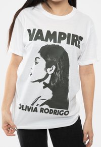 Paradiso Clothing OLIVIA RODRIGO VAMPIRE - Print T-shirt - white