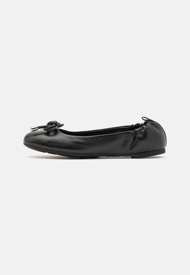 Ballerine plate en cuir noir avec bout arrondi, nœud noué à l’avant, derrière élastiqué et semelle en caoutchouc plate.