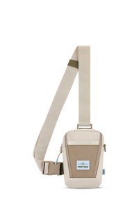 Borsa a tracolla beige con tessuto texture, tracolla regolabile e tasca anteriore con zip. Presenta un'etichetta con logo e materiale liscio e resistente.