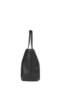 Bolso tote de cuero negro con detalles de logo en relieve, dos asas largas y forma cónica, con un acabado texturizado y diseño minimalista.