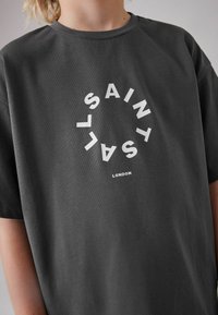 smALLSAINTS TIERRA CREW LOGO  - Printtipaita - charcoal grey